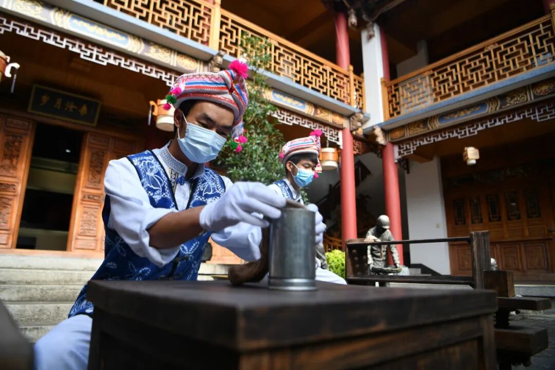 工作人员展示下关沱茶制作技艺。中新社记者 刘冉阳 摄